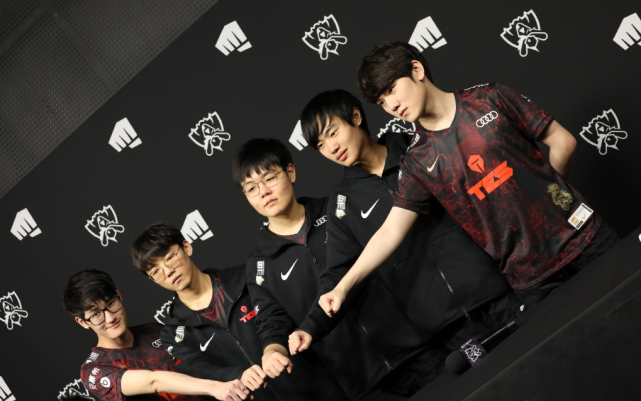 高颜赛场 ｜ 冰上贵公子与音乐鬼才相遇，绽放令人窒息的美.