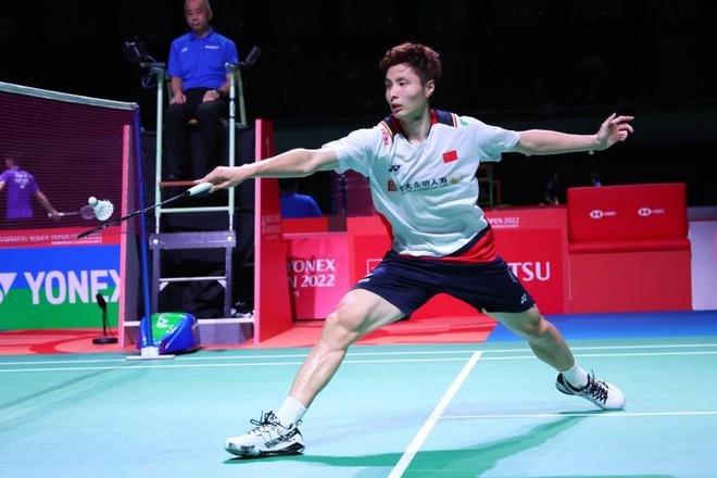 孙颖莎率深圳大学3-2险胜河北队，展现强势进攻，主动指导小将姚睿轩，展现师徒情谊。